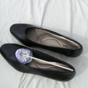 Soft Style Black pumps   size 11 ew